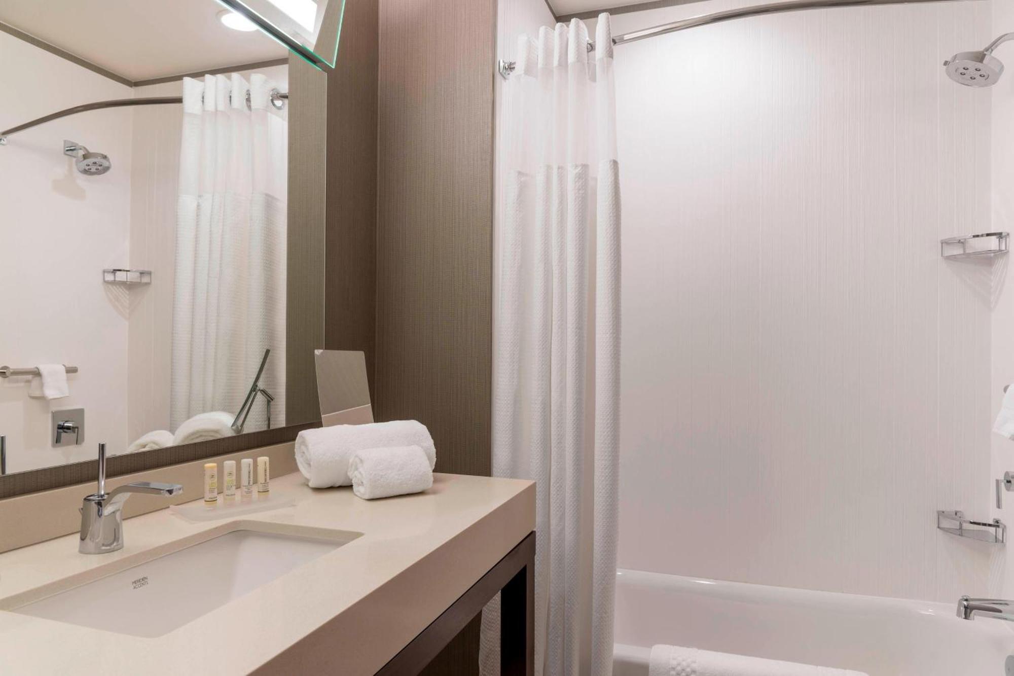 Courtyard By Marriott Waterloo Cedar Falls Buitenkant foto